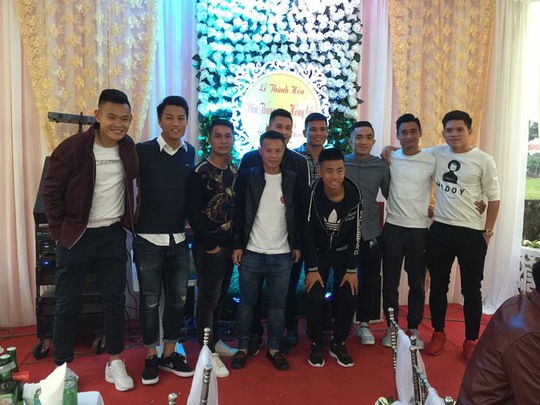 Các tuyển thủ Việt Nam ở ngoài Bắc cùng nhau đến chúc mừng ngày cưới của đồng đội Lê Văn Thắng
