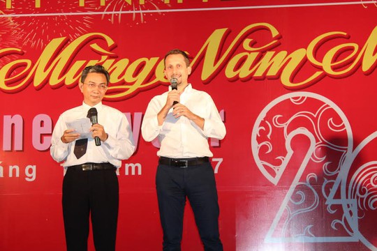 
Giám đốc Công ty TNHH D.I gửi lời cảm ơn CN tại buổi tiệc tất niên
