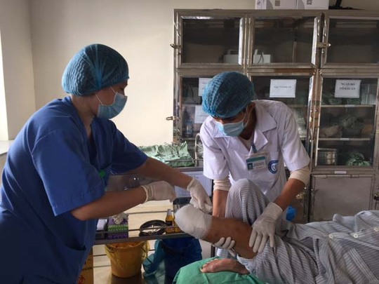Một bệnh nhân bị biến chứng của bệnh tiểu đường phải cắt cụt chi đang được chăm sóc tại Bệnh viện Nội tiết trung ương