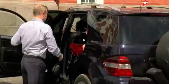 Vị khách bí ẩn trong xe của ông Putin - Ảnh 2.
