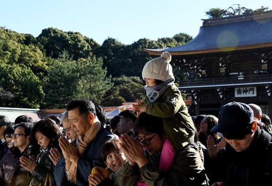 Người Nhật cầu nguyện trong ngày đầu năm mới tại Đền Meiji, Tokyo. Hàng triệu người tới các đền chùa trên khắp nước Nhật trong 3 ngày đầu năm mới để cầu nguyện cho người thân và gia đình trong dịp Tết dương lịch. Ảnh: Getty.