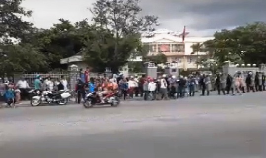 Dân tập trung trước trụ sở UBND thị xã Ninh Hòa vì bãi rác Hòn Rọ - Ảnh 1.