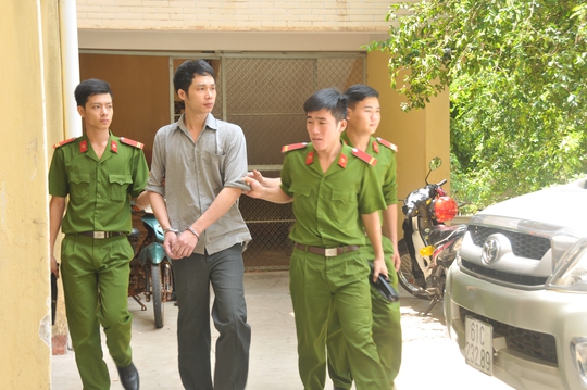 Bị cáo Nguyễn Quang Tuấn bị di lý về trại giam sau phiên tòa