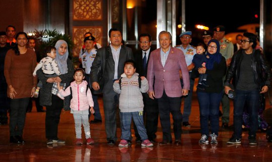 
Bộ trưởng Ngoại giao Malaysia Anifah Aman (thứ 3 từ phải sang) đón 9 công dân về nước. Ảnh: REUTERS
