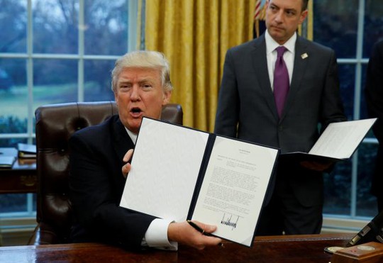 
Ông Trump và sắc lệnh rút nước Mỹ khỏi hiệp định TPP. Ảnh: REUTERS
