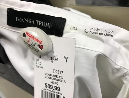 
Một chiếc áo giảm giá của thương hiệu thời trang Ivanka Trump. Ảnh: REUTERS
