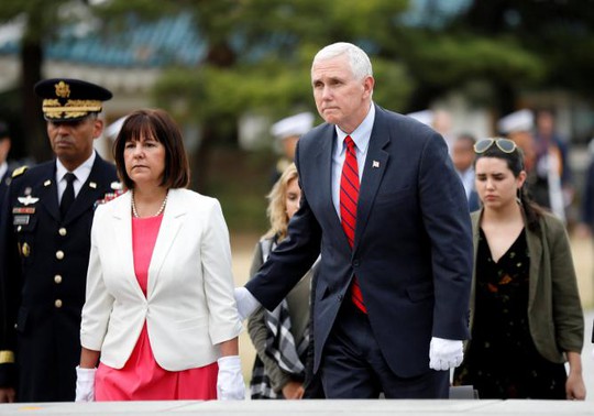 
Phó Tổng thống Mỹ Mike Pence và vợ tại nghĩa trang quốc gia ở thủ đô Seoul - Hàn Quốc hôm 16-4. Ảnh: REUTERS
