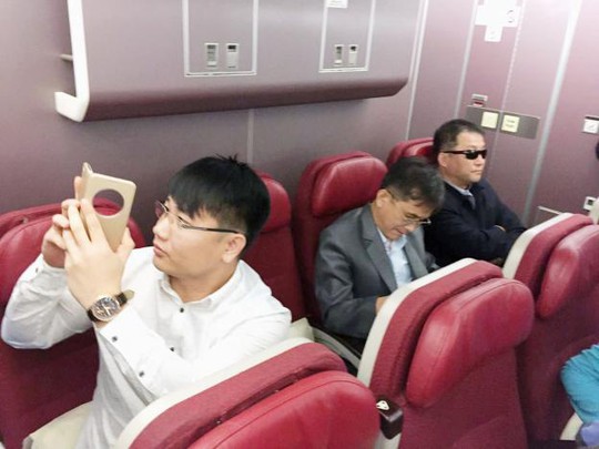 
Các hành khách được cho là nghi phạm Triều Tiên trên máy bay. Ảnh: REUTERS
