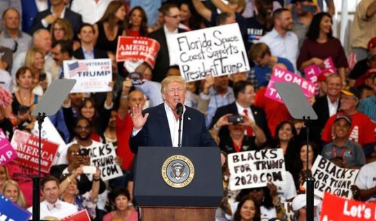 
Tổng thống Donald Trump phát biểu tại cuộc diễn thuyết ở bang Florida hôm 18-2. Ảnh: REUTERS

