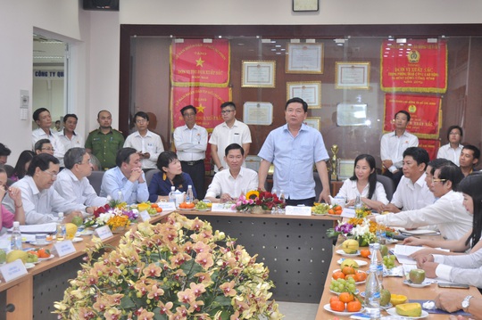 
Bí thư Thành ủy Đinh La Thăng làm việc với đơn vị quản lý chợ đầu mối Bình Điền
