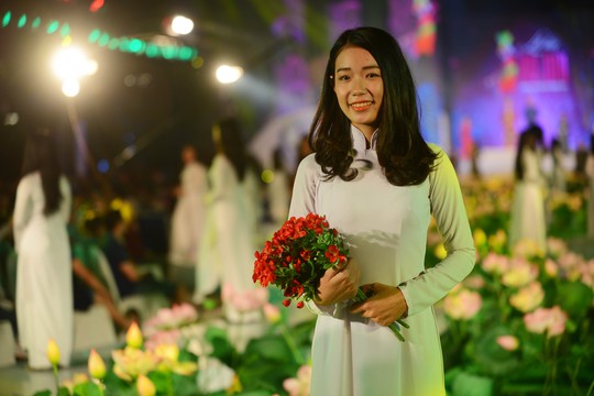 Áo dài trắng nữ sinh là một phần không thể thiếu trong lễ hội.