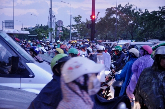 
Giao thông hỗn loạn tại giao lộ Nguyễn Hữu Thọ - Huỳnh Tấn Phát (quận 7) trong cơn mưa chiều
