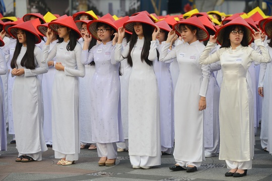 
Màn đồng diễn còn có sự tham gia của 1.000 nữ sinh Trường THPT Trưng Vương
