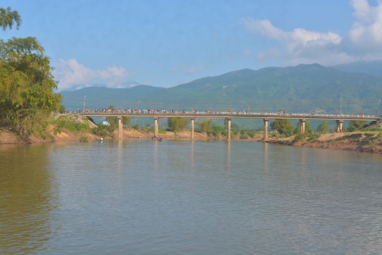 
Cầu Hà Tân nơi chị L. gieo mình xuống sông quyên sinh
