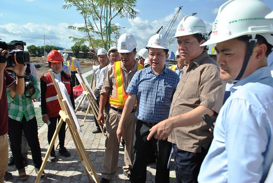 
Bí thư Thành ủy TP HCM Đinh La Thăng đi thực tế kiểm tra dự án chống ngập gần 10.000 tỉ đồng
