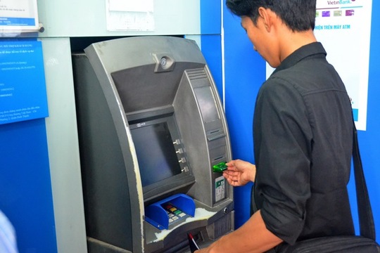 NH Nhà nước cho rằng chưa đến lúc tăng phí giao dịch ATM. Ảnh: Tấn Thạnh