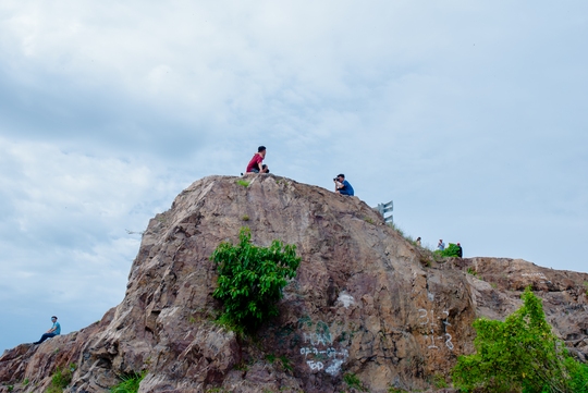 Nằm chênh vênh bên vách đá để selfie trên đồi Con Heo - Ảnh 6.