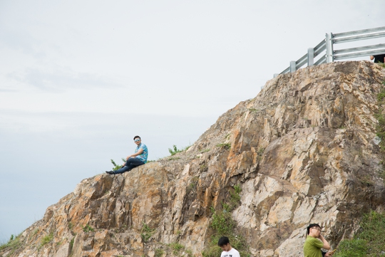 Nằm chênh vênh bên vách đá để selfie trên đồi Con Heo - Ảnh 7.