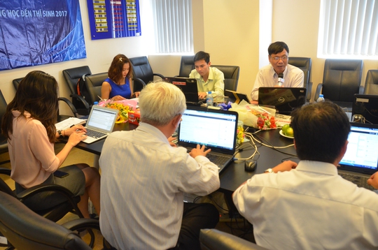 
Quang cảnh buổi tư vấn trực tuyến tại tòa soạn Báo Người Lao Động
