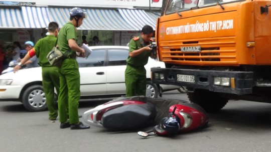 Lực lượng chức năng tiến hành khám nghiệm hiện trường.