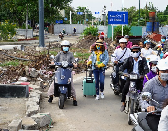 
Nhiều người phải chịu cảnh xe đứng bánh trên đường, vô cùng mệt mỏi
