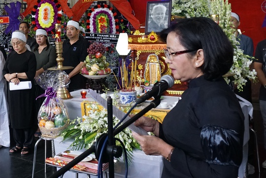 
Bà Thân Thị Thư - Trưởng Ban Tuyên giáo Thành ủy đọc điếu văn tiếc thương PGS - nhạc sĩ Ca Lê Thuần
