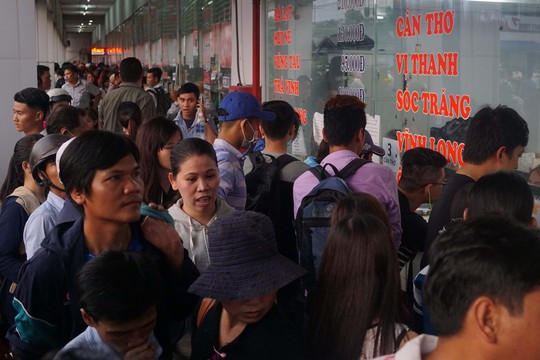 Kẹt xe, trễ phà, hàng ngàn người miền Tây kẹt lại TP HCM