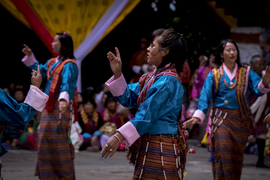 
Thiếu nữ với trang phục truyền thống say mê với điệu múa
