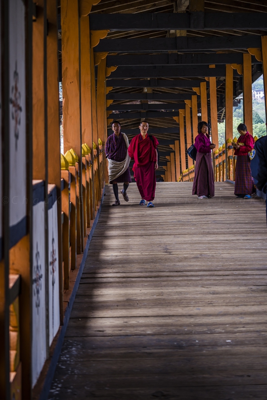 
Các sư đi vào Dzong
