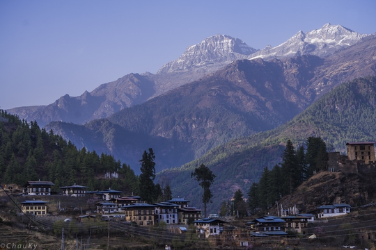 
Một ngôi làng thanh bình trong thung lũng, phía xa là dãy núi tuyết trong dãy Himalaya
