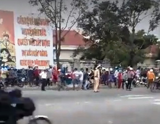 Dân tập trung trước trụ sở UBND thị xã Ninh Hòa vì bãi rác Hòn Rọ - Ảnh 2.