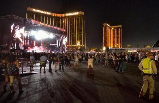 Sao nhạc đồng quê kinh hoàng vì vụ xả súng ở Las Vegas - Ảnh 3.