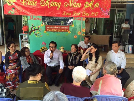 
Danh hài Phú Quý thăm các nghệ sĩ lão thành tại Khu Dưỡng lão Nghệ sĩ TP HCM
