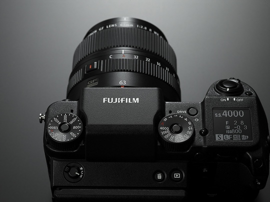 
Fujifilm GFX 50S nặng 1.230g khi gắn kèm ống kính GF63mm F2.8 R WR.
