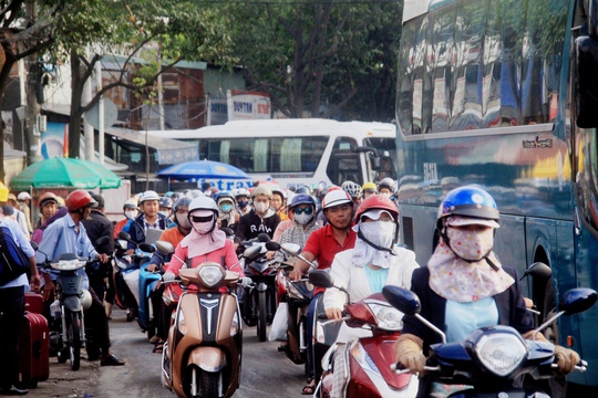 
Hàng ngàn người phải nhích từng chút trên đường Đinh Bộ Lĩnh, đoạn trước Bến xe Miền Đông trong giờ cao điểm sáng cùng ngày. Xe khách liên tục ra vào 2 bãi đậu xe số 391 và 397 Đinh Bộ Lĩnh, gây xung đột các hướng lưu thông khiến kẹt xe kéo dài
