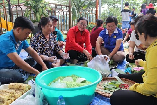 
Công nhân nhà trọ ở quận Thủ Đức, TP HCM tham gia thi gói bánh tét Ảnh: HỒNG ĐÀO
