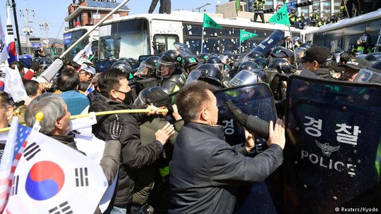 Những người biểu tình đụng độ cảnh sát ngày 10-3. Ảnh: REUTERS