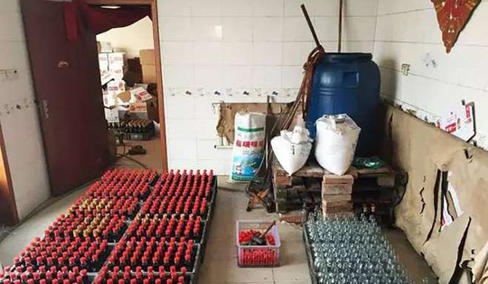 Một cơ sở sản xuất gia vị, nước chấm giả tại Thiên Tân Ảnh: BEIJING NEWS
