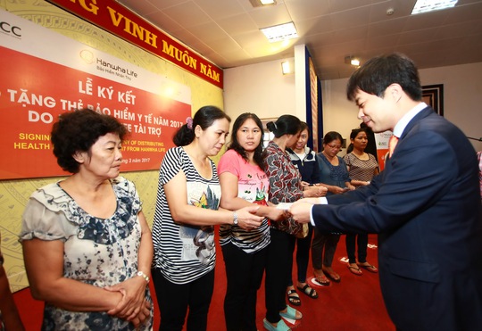 Đại diện Hanwha Life Việt nam trao tặng thẻ bảo hiểm y tế cho bà con quận Tân Bình, TP HCM