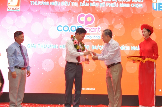 
Lãnh đạo Sở Công Thương TP HCM trao giải thưởng thương hiệu Việt được yêu thích nhất cho đại diện Liên hiệp HTX Thương mại TP HCM - Saigon Co.op
