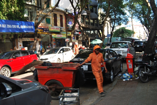 
Đoạn Tôn Thất Đạm - Hàm Nghi xe đậu ngổn ngang thành hàng, đến cả công nhân vệ sinh cũng phải bức xúc vì không thể đẩy xe vào lấy rác
