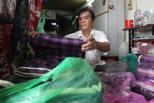 Ông Nguyễn Văn Sang, “bếp trưởng” nhóm nấu từ thiện Tùy Duyên, luôn hạnh phúc vì giúp trẻ mồ côi, người già, người bị tâm thần… Ảnh: Hoàng Triều
