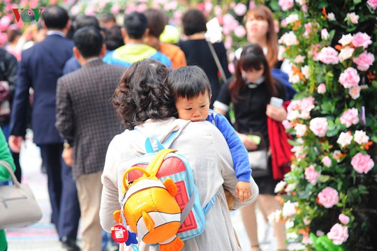 
Nhiều người không chịu được cảnh nắng nôi, đông đúc tại lễ hội đã bỏ về sớm.
