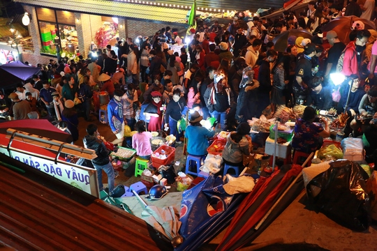 Chặt chém du khách nước ngoài ở chợ đêm Đà Lạt - Ảnh 1.