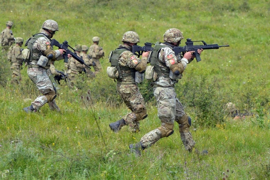 NATO tập trận rầm rộ tại Romania - Ảnh 1.