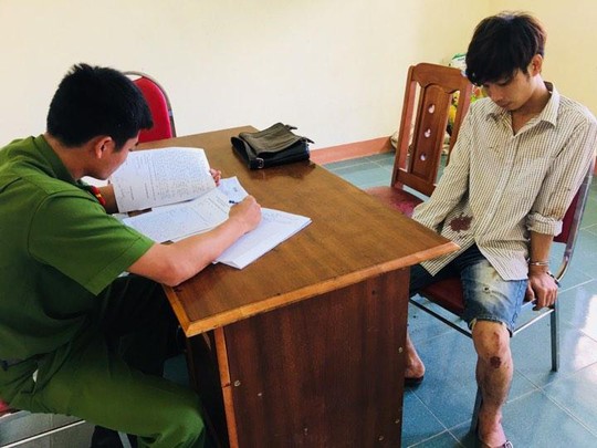 Dùng dao khống chế con tin rồi buộc xe công an chạy lòng vòng - Ảnh 2. Dùng dao khống chế con tin rồi buộc xe công an chạy lòng vòng - Ảnh 2.