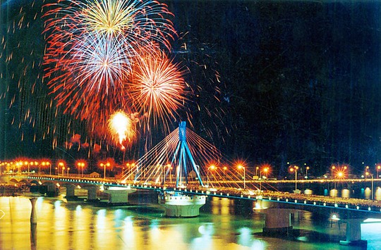 
Lễ hội pháo hoa quốc tế Đà Nẵng những năm trước luôn thu hút du khách đến thưởng lãm

