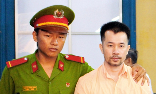 Bị cáo Phạm Trung Dũng được áp giải sau phiên tòa.