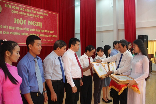 Công đoàn GD - ĐT Khánh Hòa khen thưởng 132 tập thể, cá nhân - Ảnh 1.