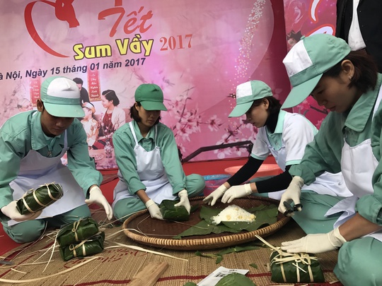 Công nhân thi gói bánh chưng tại chương trình Tết sum vầy